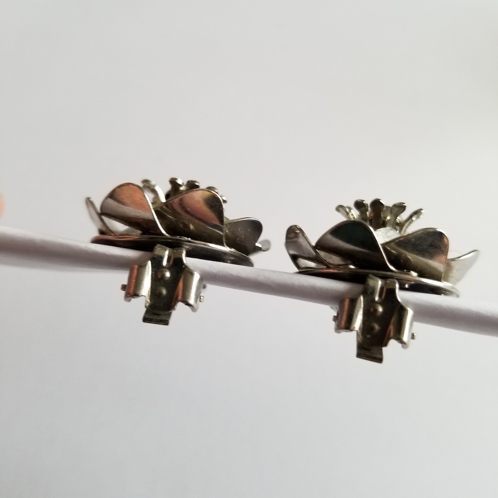 Vintage earrings flower clip on silver tone pinwheel floral chunky propeller - Picture 9 of 13